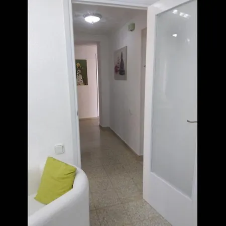 Deluxe 3 Bedroom Apartment, Balcony, 15 Minutes Walk To And Sys2 Alicante