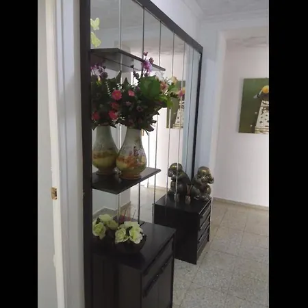 Deluxe 3 Bedroom Apartment, Balcony, 15 Minutes Walk To And Sys2 Apartment