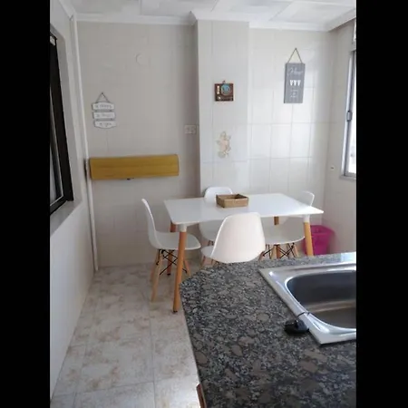 Deluxe 3 Bedroom Apartment, Balcony, 15 Minutes Walk To And Sys2 * Alicante