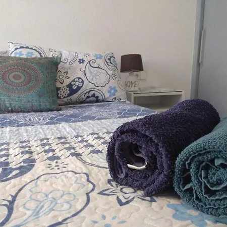Deluxe 3 Bedroom Apartment, Balcony, 15 Minutes Walk To And Sys2 Apartment